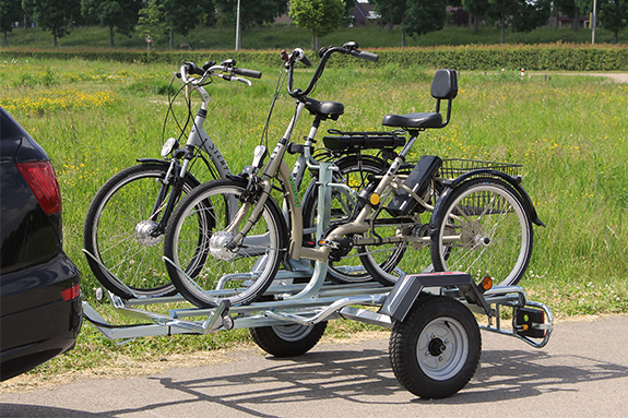 Driewieler en normale fiets op aanhanger