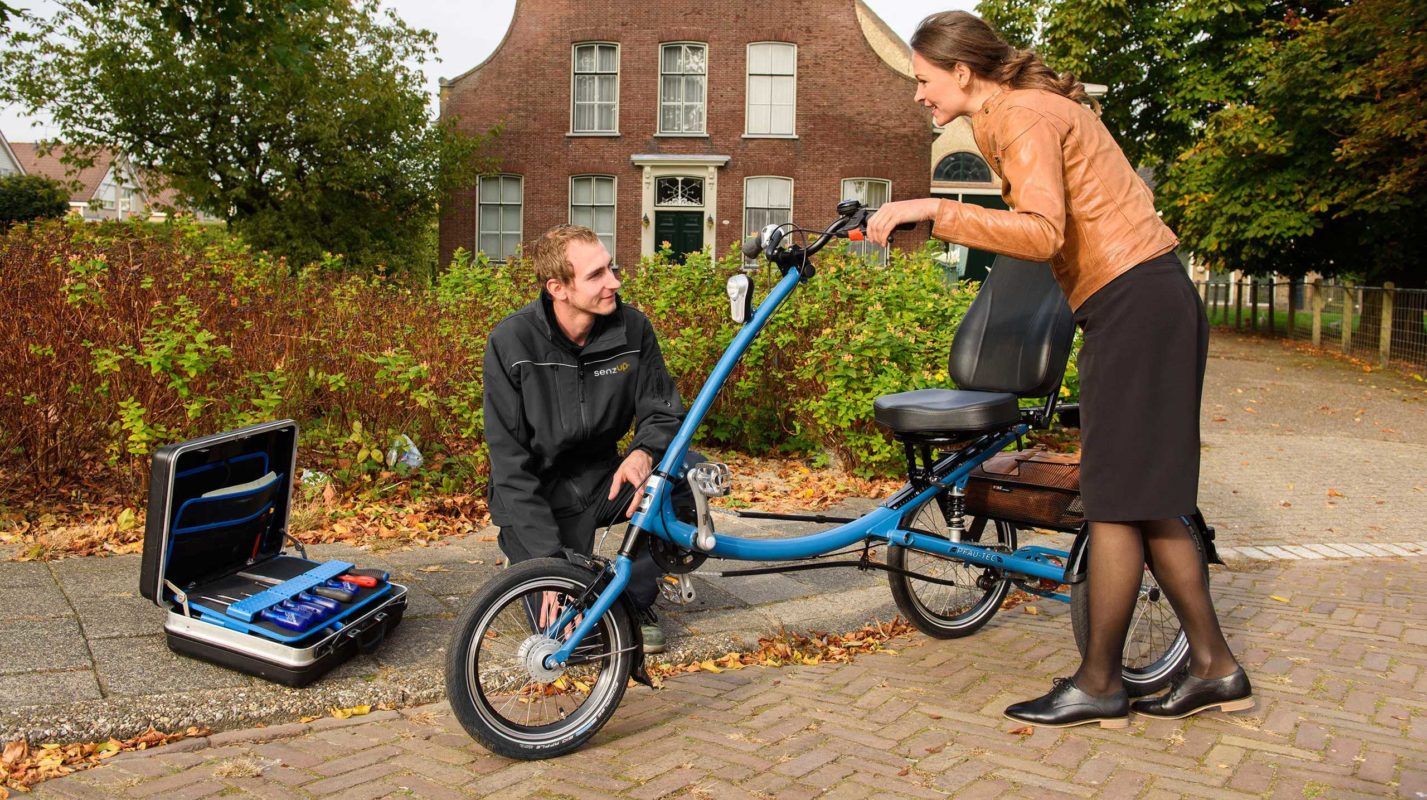 Onderhoud aan driewielfiets door monteur van Senzup