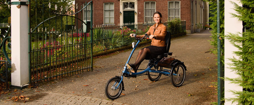 Vrouw fietst op sportieve driewieler