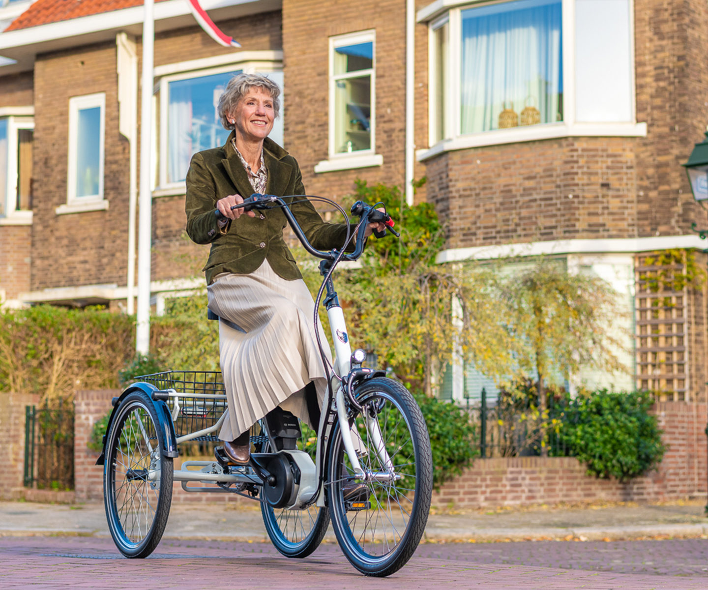oude vrouw fiets op nieuwe elektrische driewieler