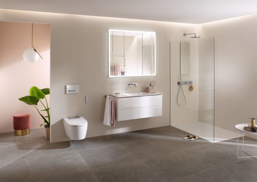 seniorenbadkamer met inloopdouche en douchetoilet van geberit